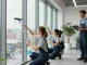 Professionelles Reinigungsteam der Putzfirma Dortmund bei der Fensterreinigung in einem modernen Büro.